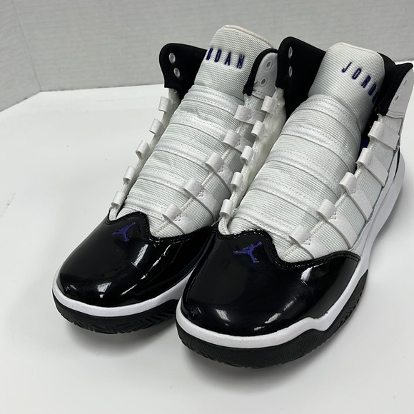 Jordan Max Aura (GS) AQ9214 121 Size 6Y - Picture 2 of 10